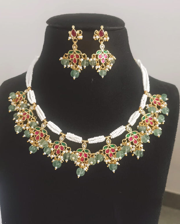 Pendant necklaces featuing a chrm chain