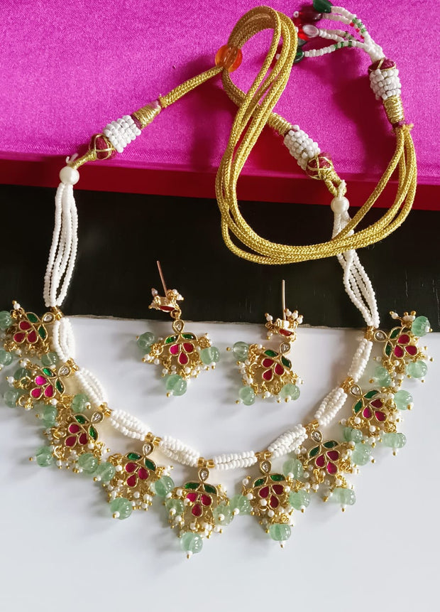 Pendant necklaces featuing a chrm chain
